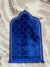 Cargar imagen en el visor de la galería, Alfombra elegante de rezo Sajada salat terciopelo
